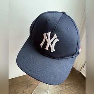 Team MLB Men's Strapback Hat Blue OSFM New York Yankees Embroidered Logo